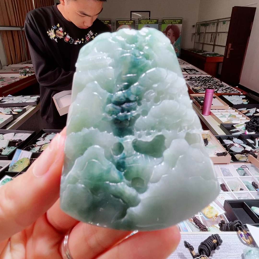 翡翠未镶嵌颈饰一个