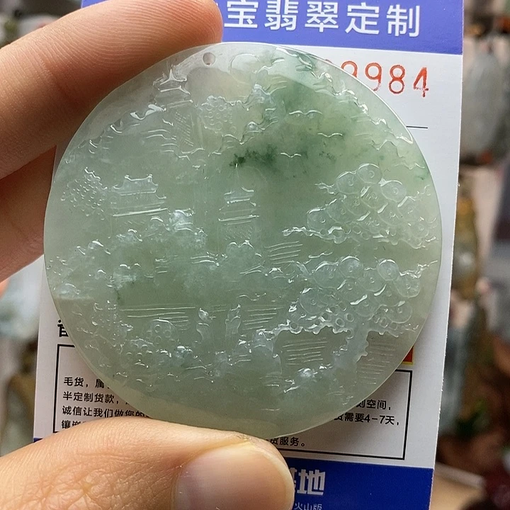 翡翠颈饰未镶嵌小***气每天