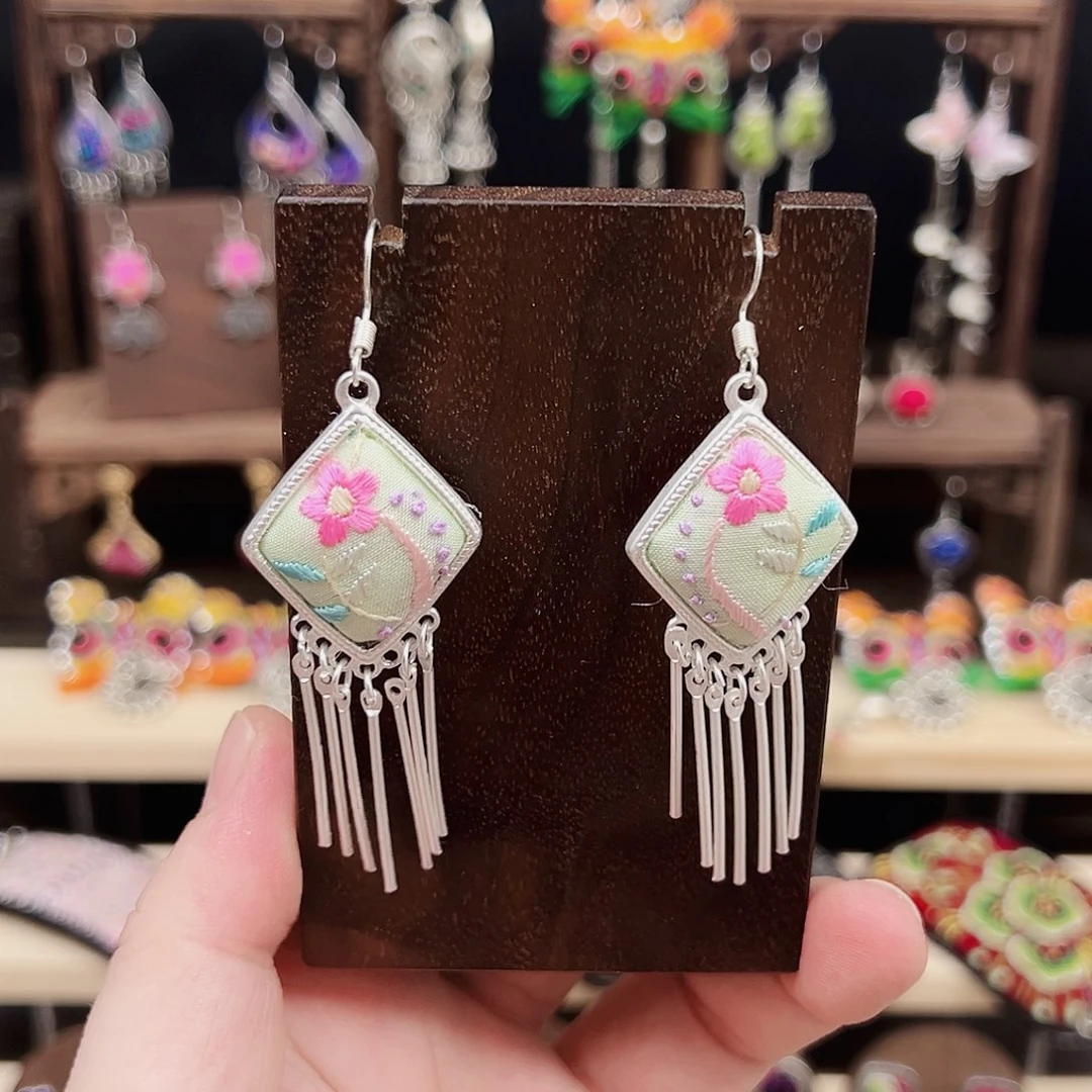 刺绣非遗手作饰品