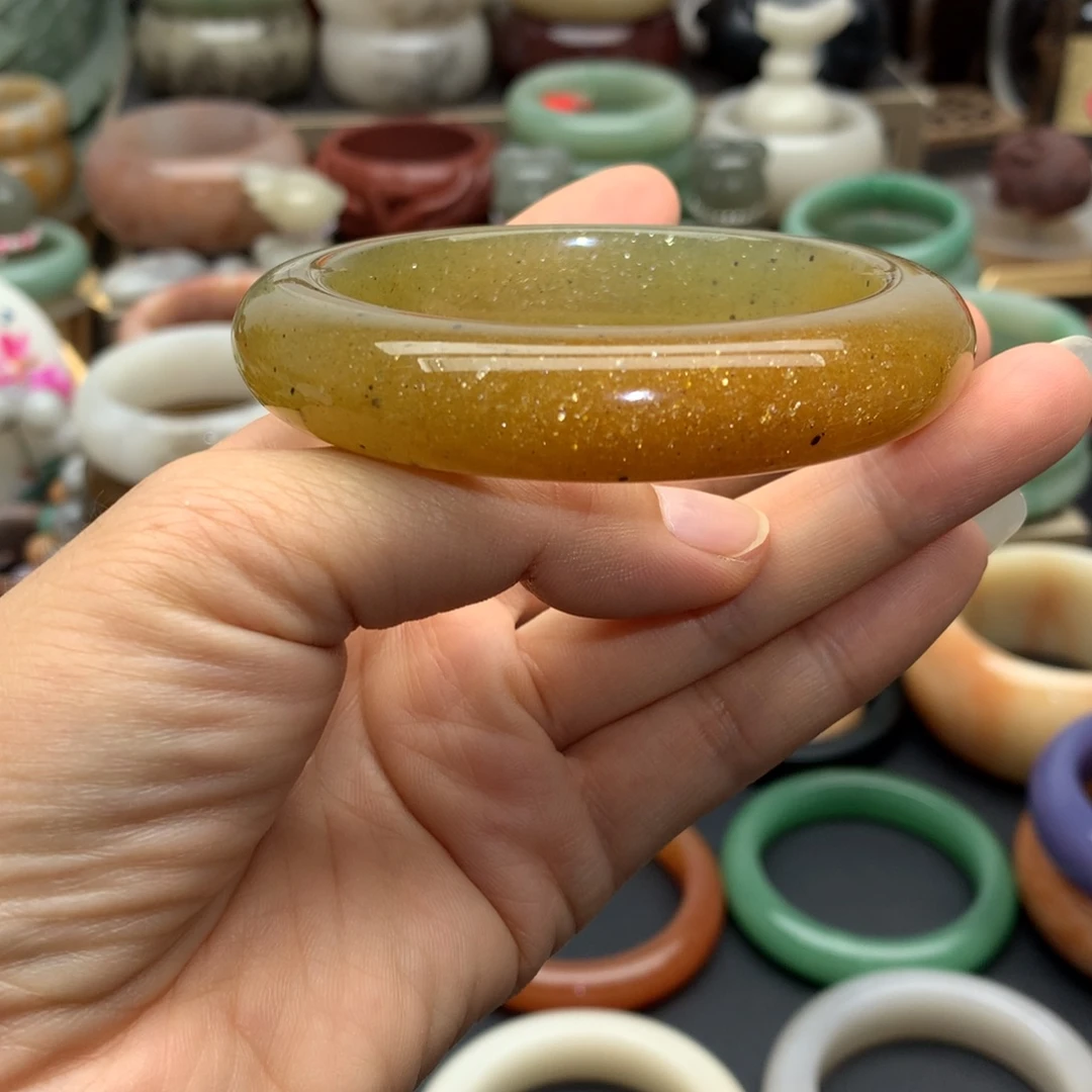 未镶嵌手镯石英质玉（佘太翠）