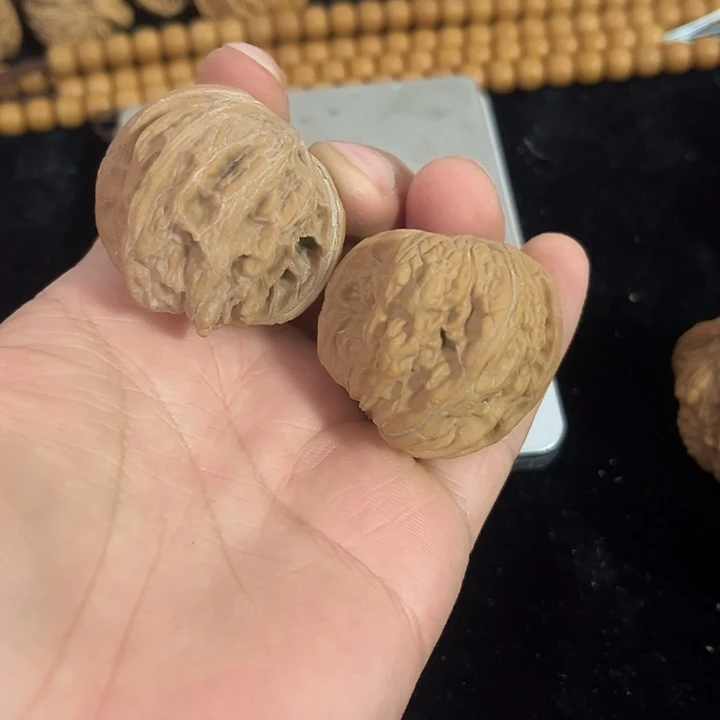 文玩核桃把件39左右对歪磨盘，色差，编号026