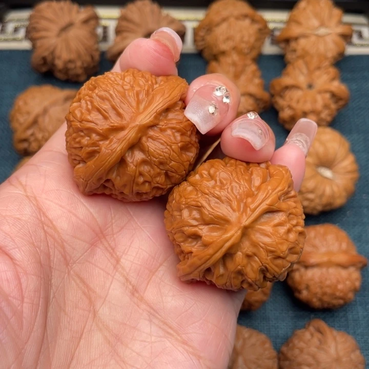 文玩核桃把件41红皮肉球灯。