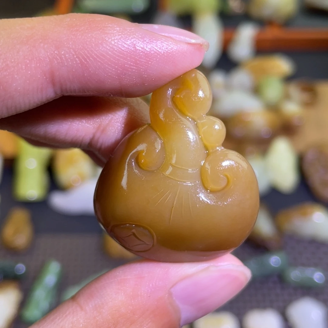 颈饰未镶嵌和田玉且末红糖如意吊坠