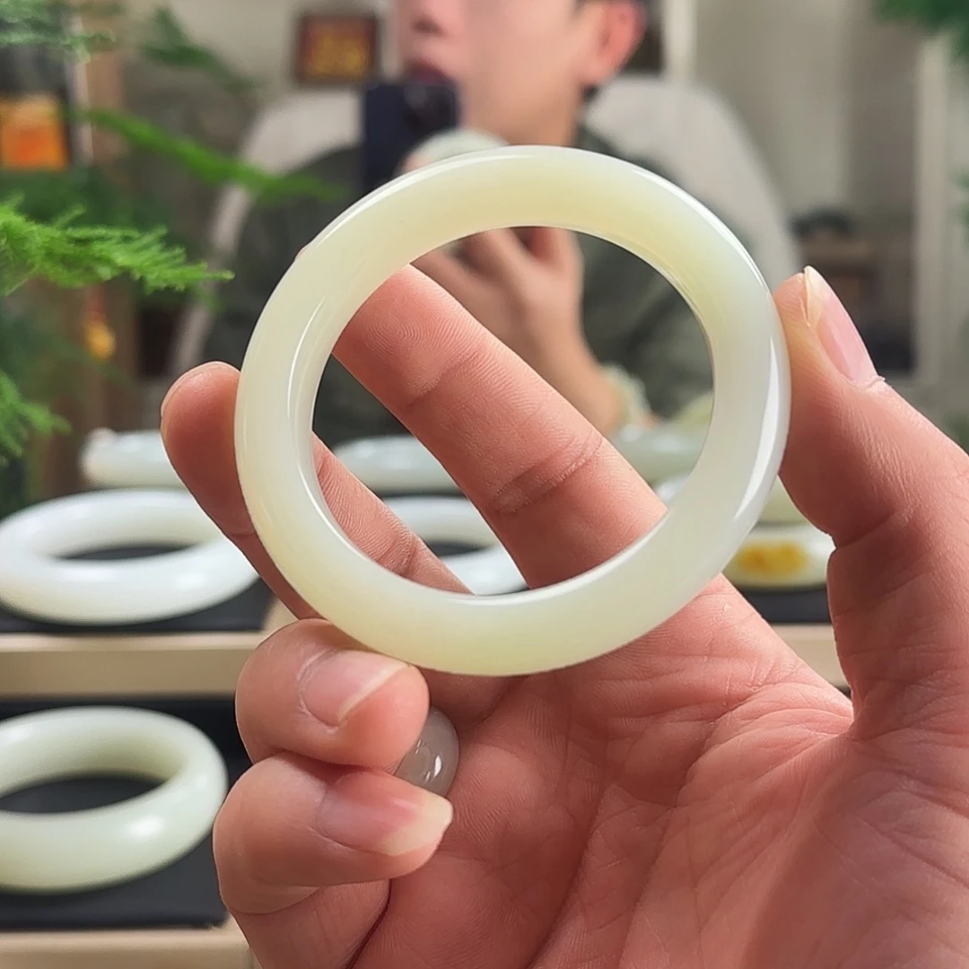 和田玉未镶嵌手镯俄料奶绿