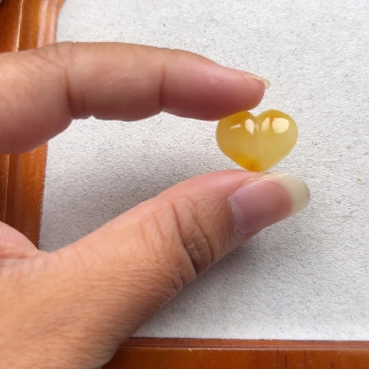琥珀未镶嵌珠宝奇石M109号屁桃