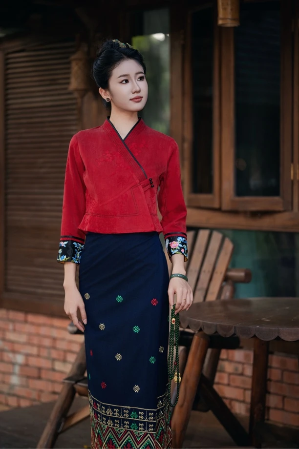 曼迈龙玉家人服饰复古红显白喜庆重工刺绣高端套装