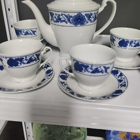 瓷片瓷片，各种摆件，盘，碗，沙锅，均有瑕疵。