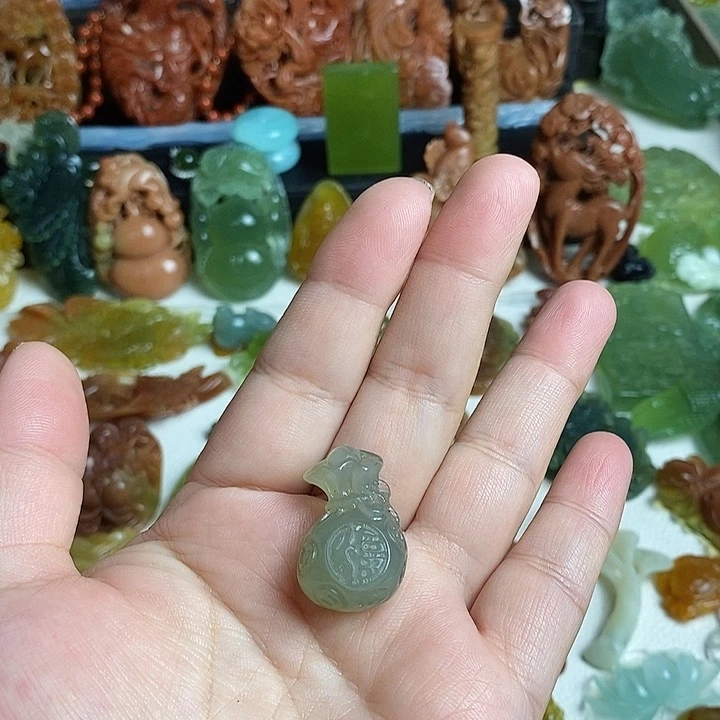 未镶嵌蛇纹石玉颈饰