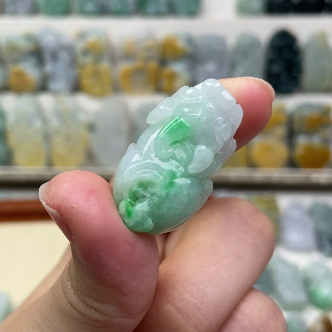 翡翠吊坠(赠链)未镶嵌