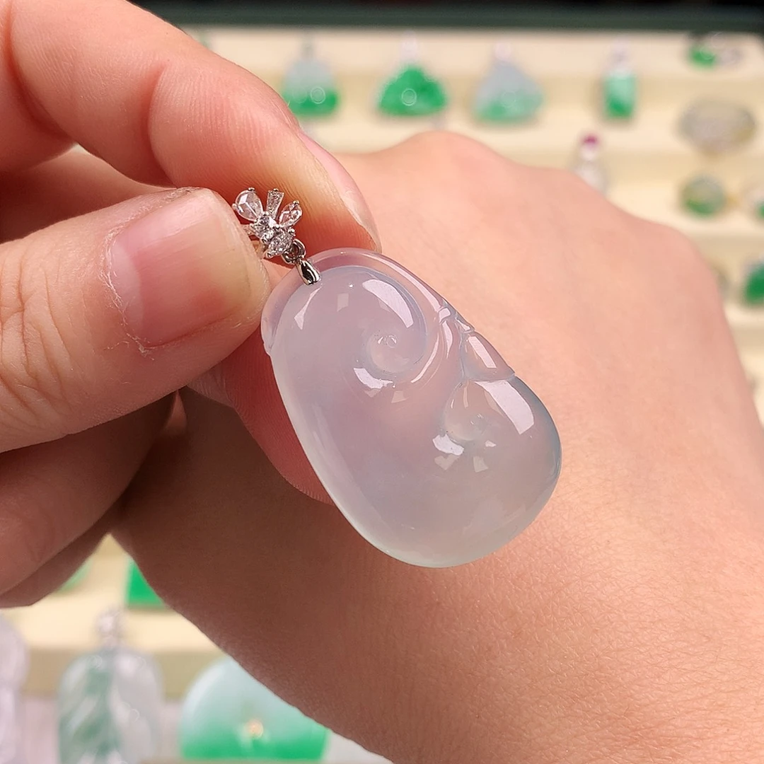 颈饰18K金镶嵌翡翠缅料