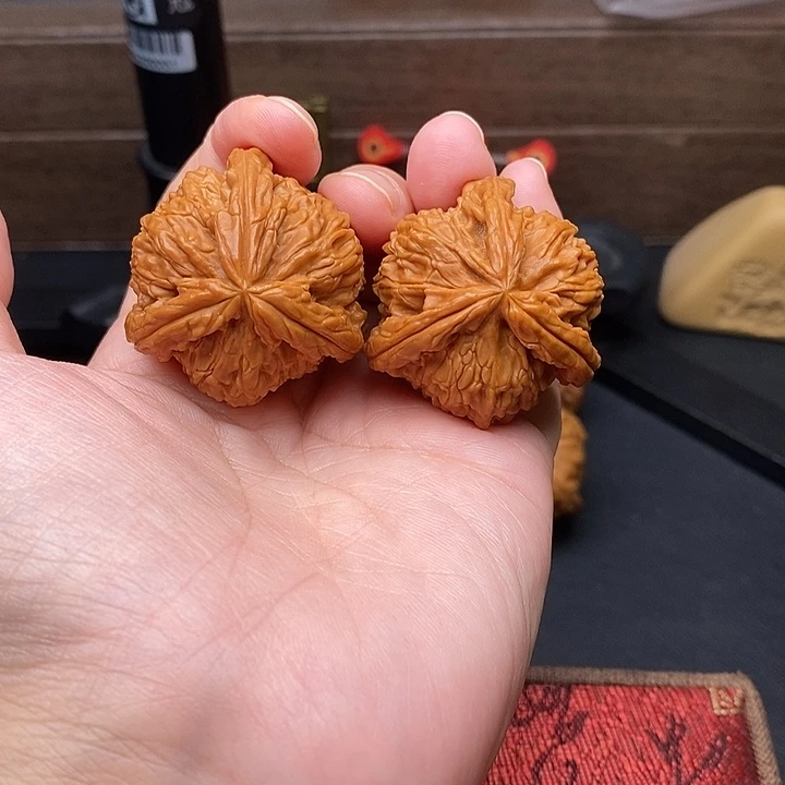 幸***，把件文玩核桃白奔