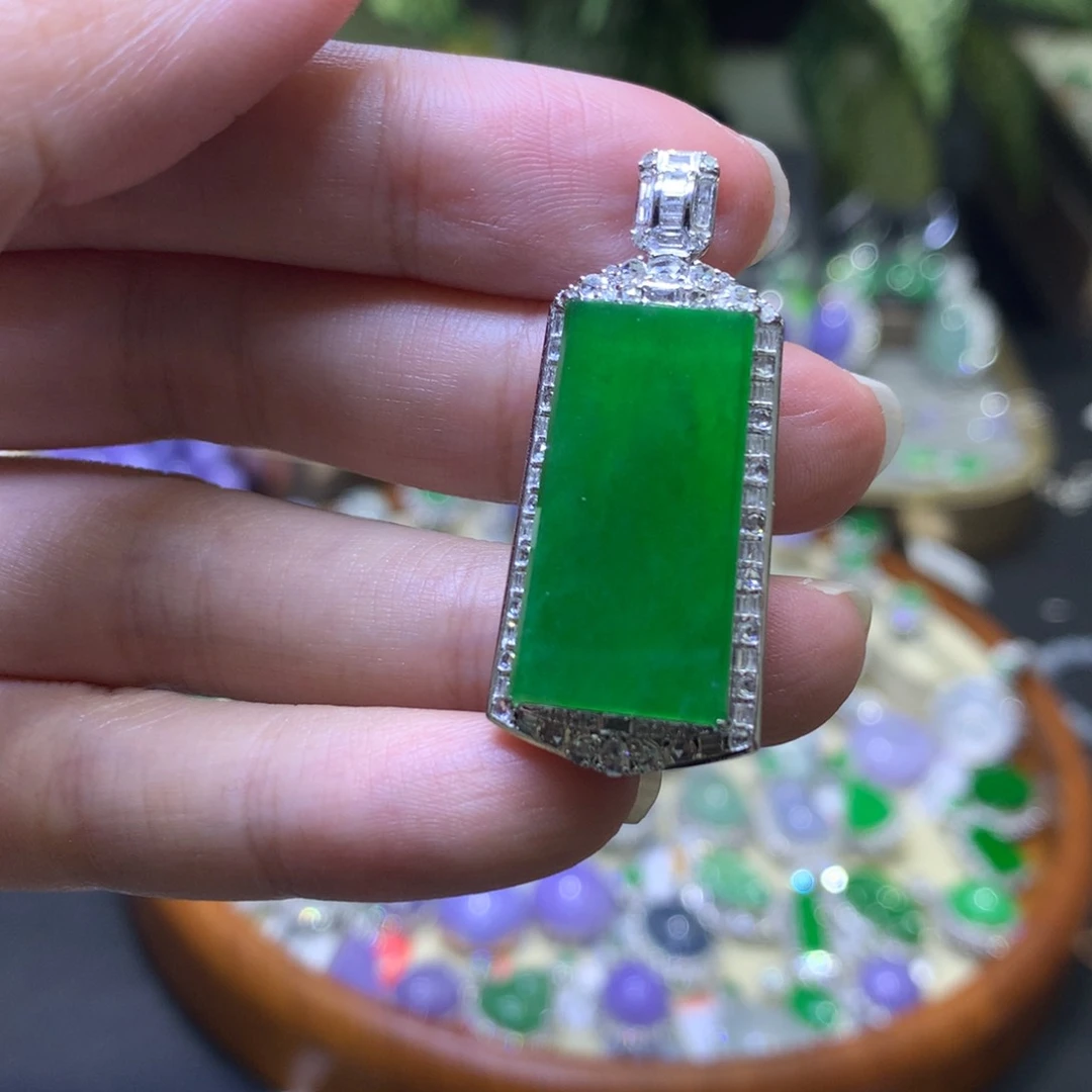 颈饰18K金镶嵌翡翠