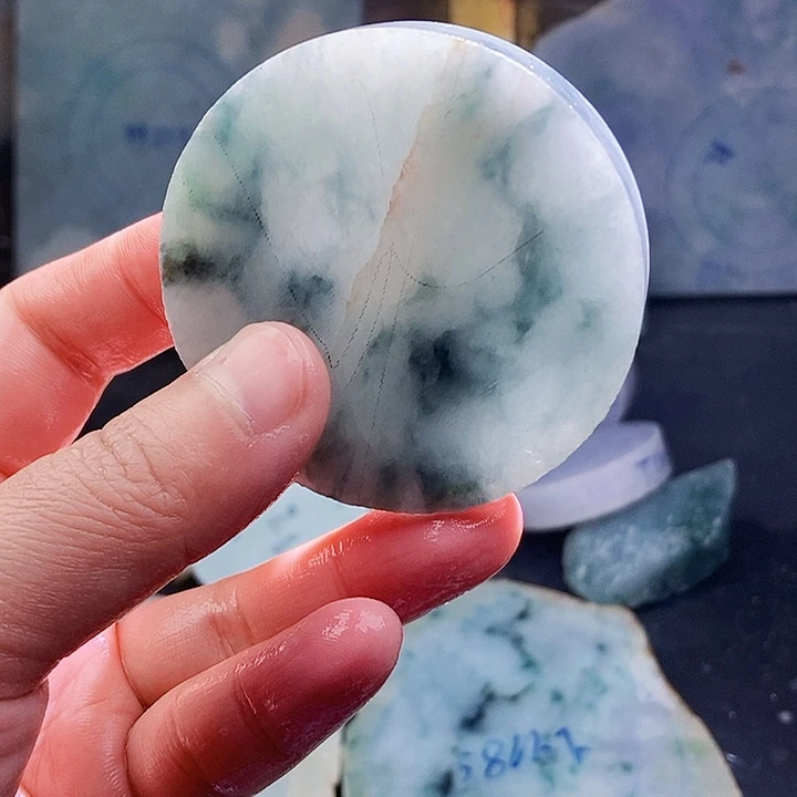 翡翠未镶嵌颈饰毛料31