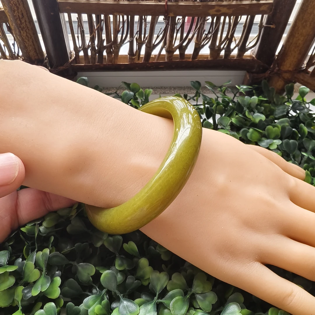 天然岫玉手镯牛油果绿。完美漂亮口径56性价比高