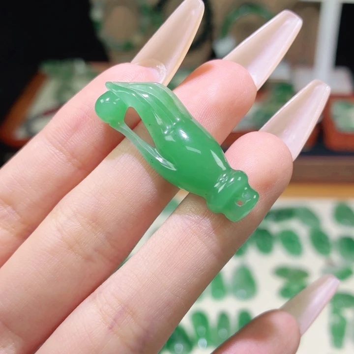 石英质玉（非洲翠）未镶嵌颈饰