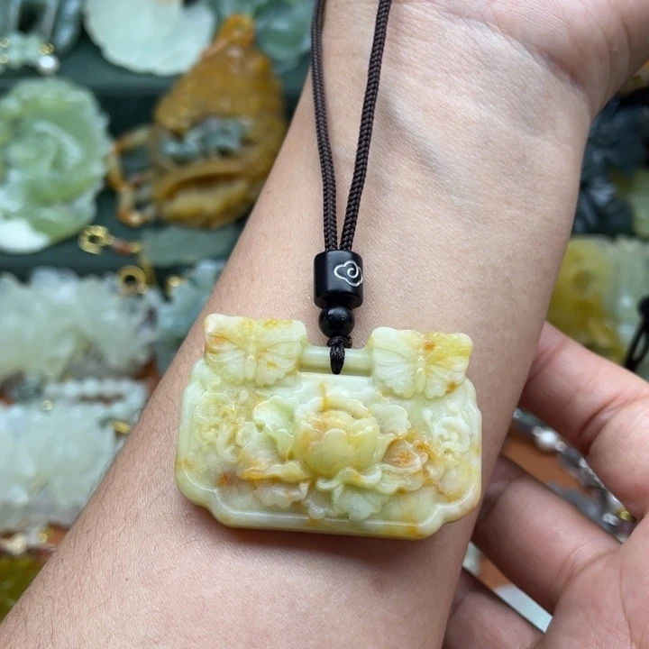 蛇纹石玉未镶嵌吊坠