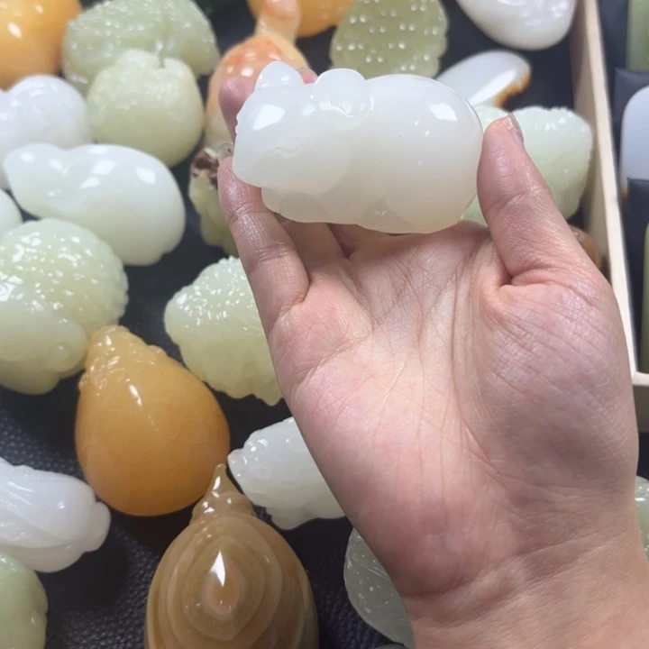 麦***风石材昆仑山脉白色老鼠