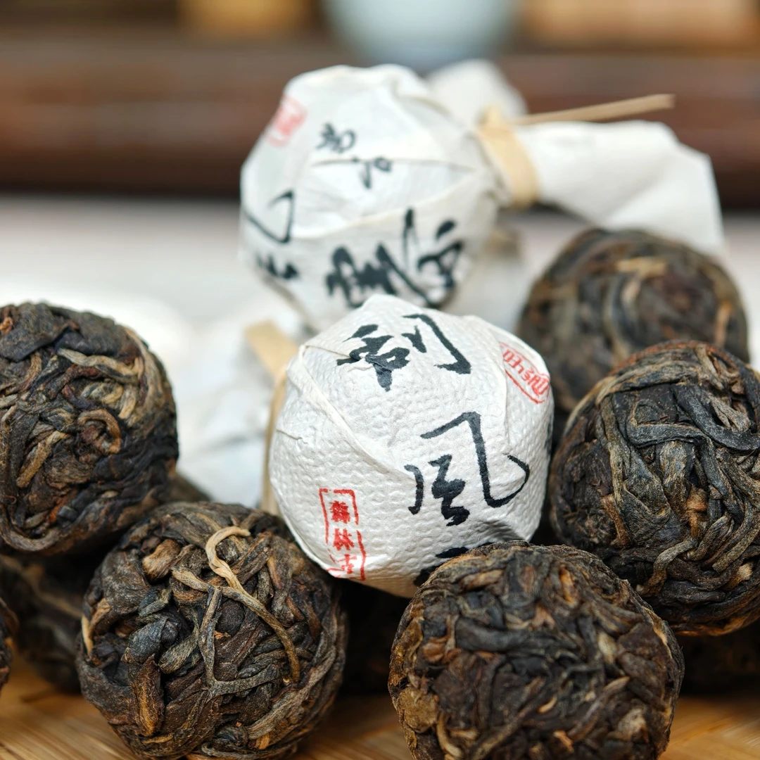 旿子茗2015年易武刮风寨古树龙珠头春纯料生茶7克/颗 十八颗一罐