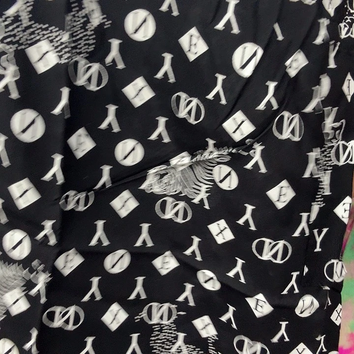 黑字母短裤旁可穿