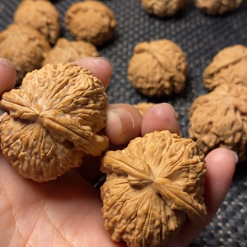 【闪购商品】文玩核桃吊坠快**子白狮子。