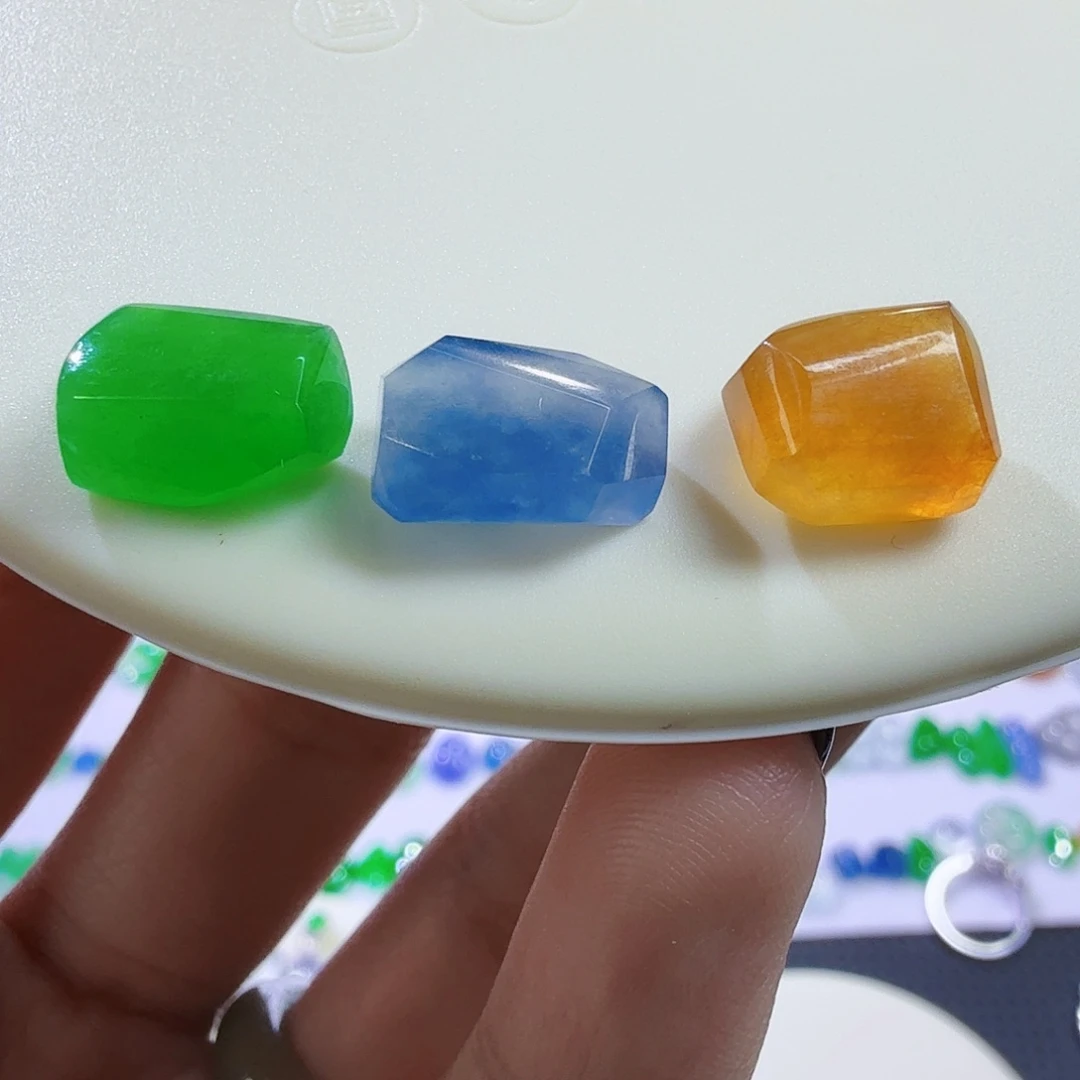 翡翠未镶嵌颈饰一套