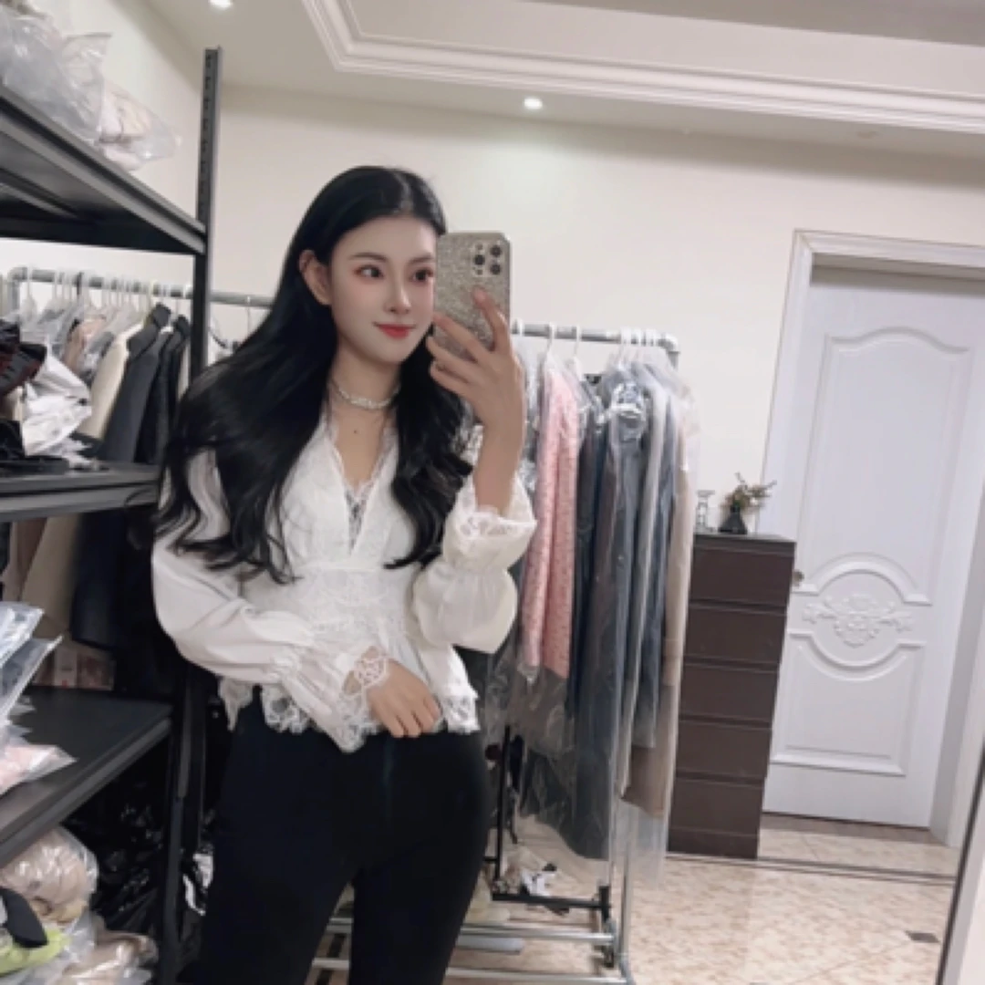 2025春款新款缎面珠光蕾丝v领小上衣