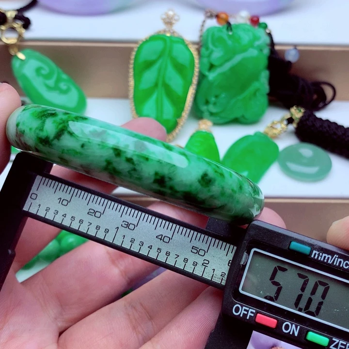 翡翠未镶嵌手镯…．