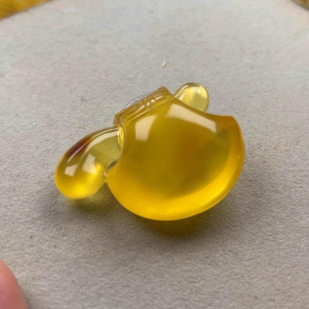 蜜蜡未镶嵌颈饰神斧