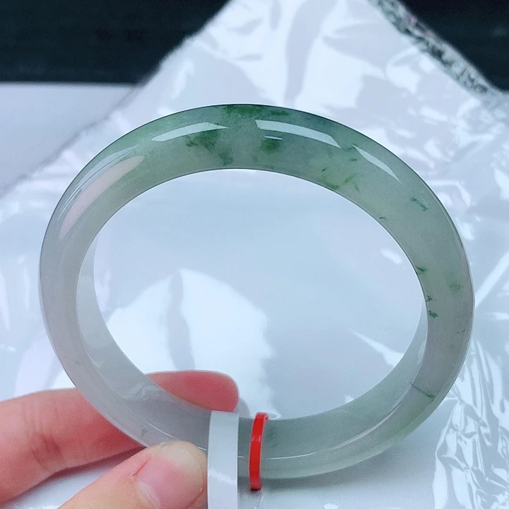 翡翠手镯未镶嵌55圈