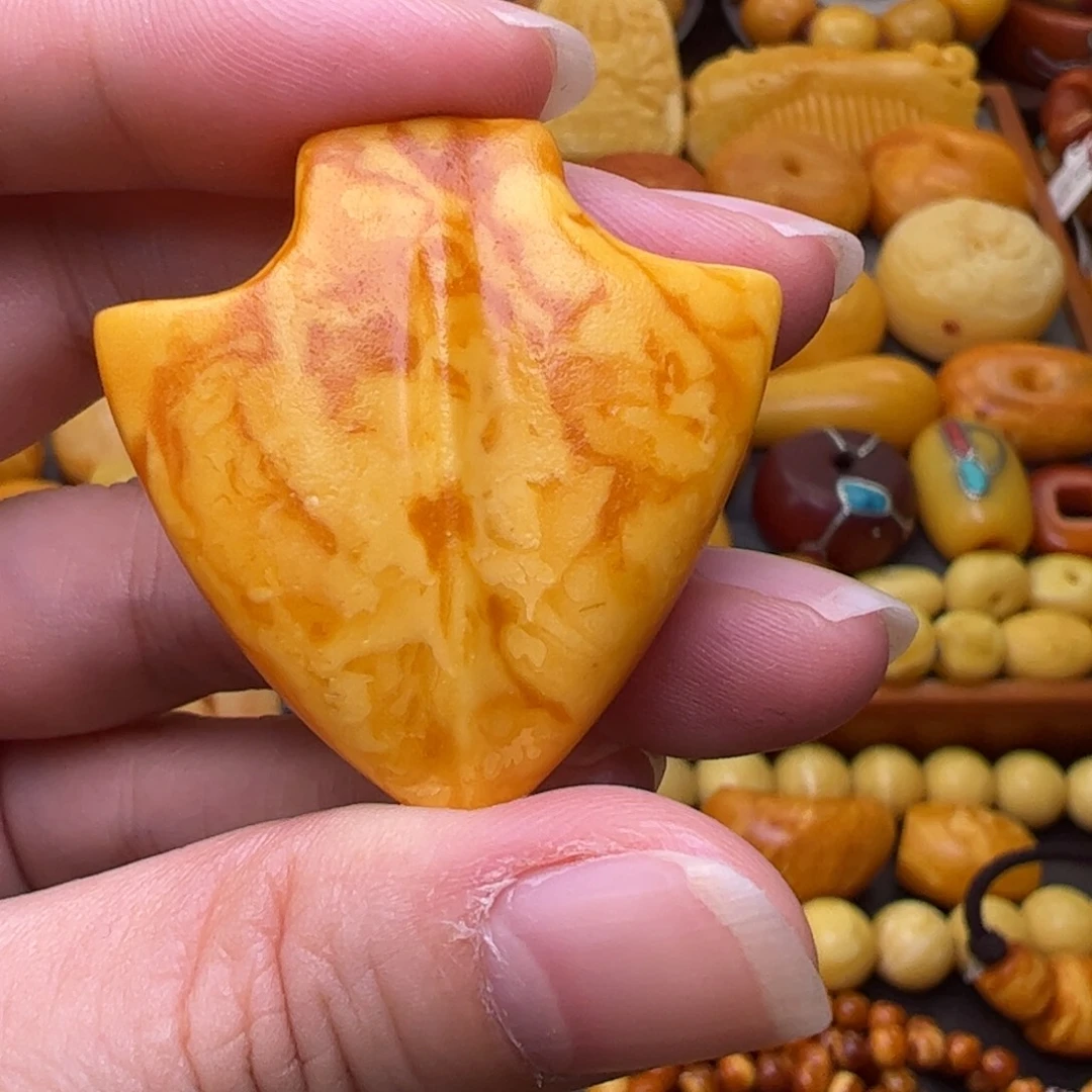 琥珀未镶嵌珠宝奇石吊坠