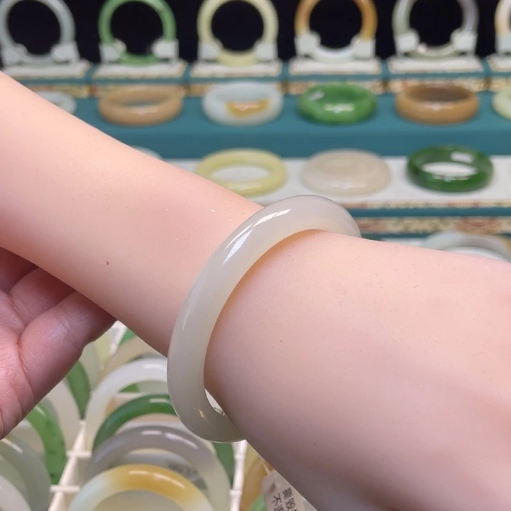 和田玉手镯未镶嵌56