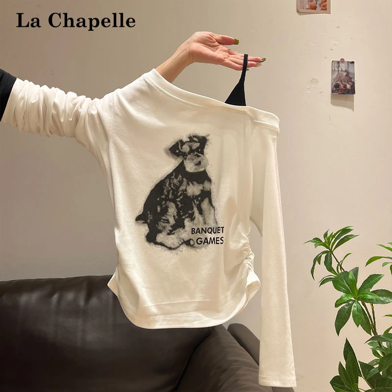 拉夏贝尔小狗字母印花斜领单肩带长袖T恤女秋季性感露肩褶皱上衣