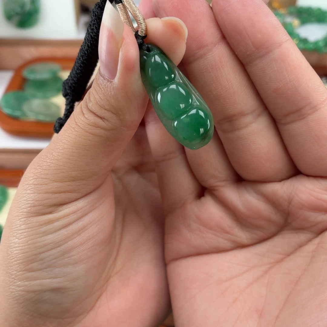 石英质玉（非洲翠）未镶嵌颈饰