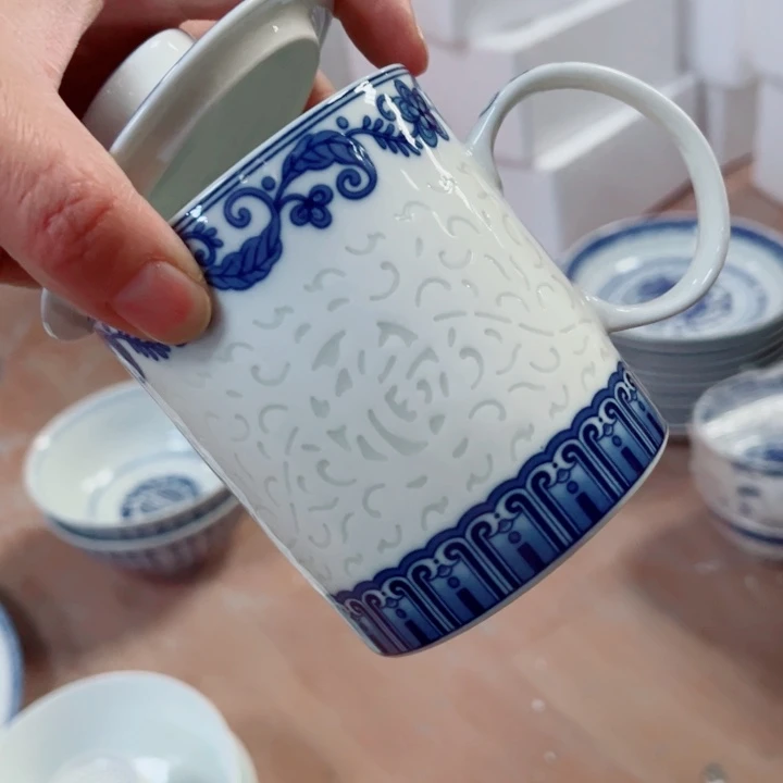 青花玲珑满雕青花办公杯