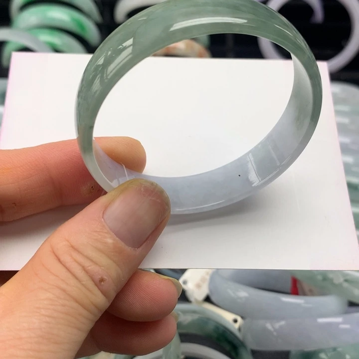 翡翠未镶嵌手镯公主