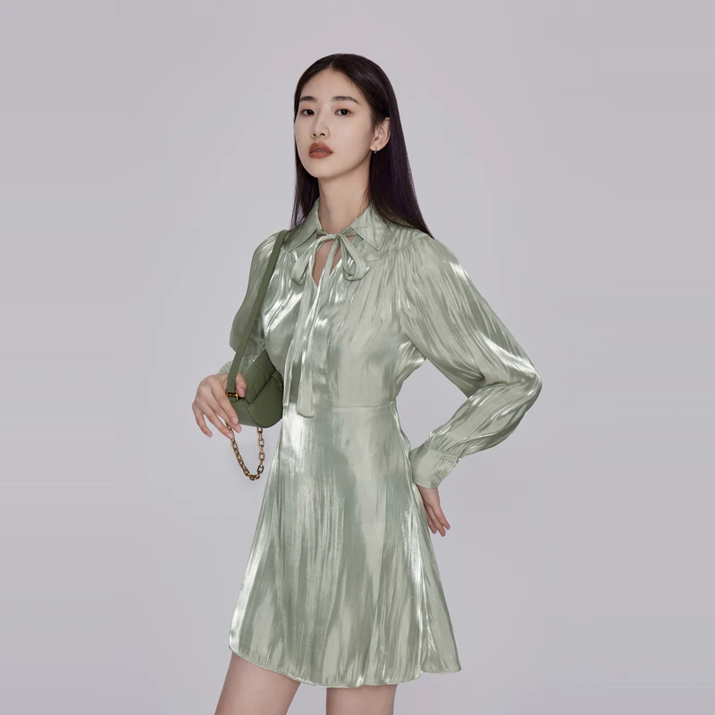 OBEG欧碧倩小V领连衣裙收腰光泽感长袖50443505