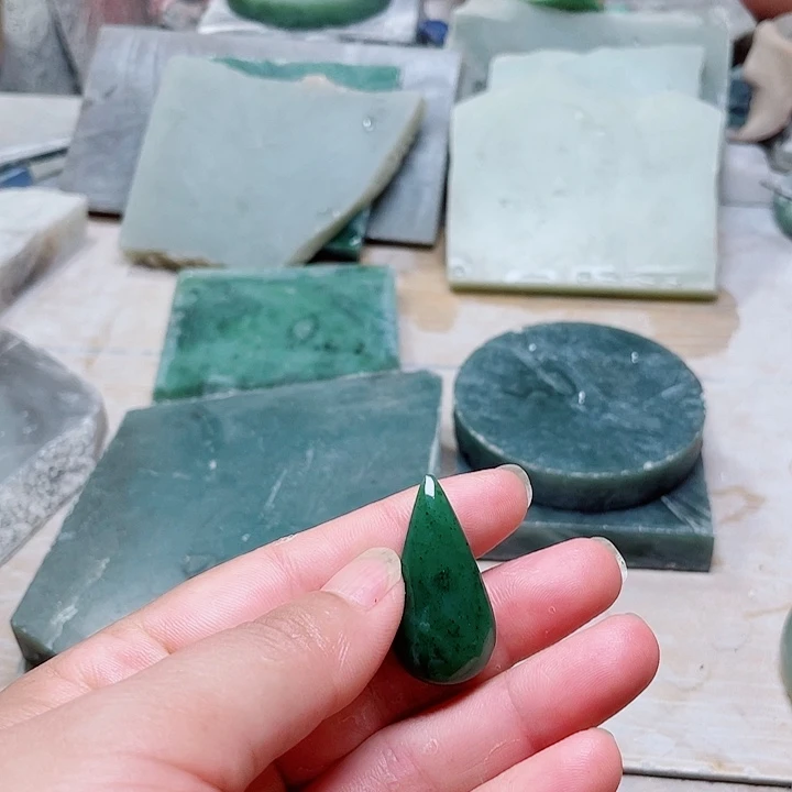 墨***美和田玉未镶嵌颈饰