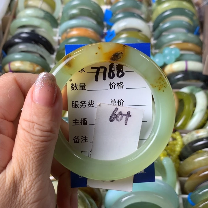 未镶嵌蛇纹石玉手镯嘴**扬7768