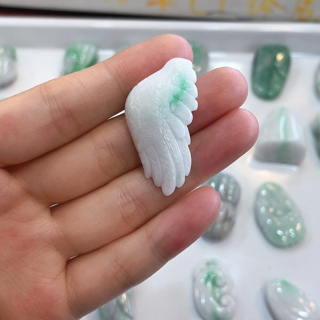 翡翠未镶嵌颈饰白底青翅膀