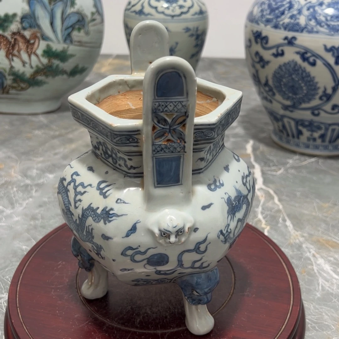 用****。一个单色釉的小盏