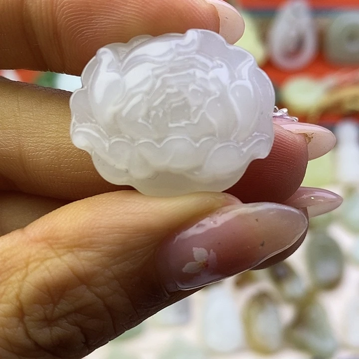 和田玉未镶嵌颈饰牡丹花吊坠