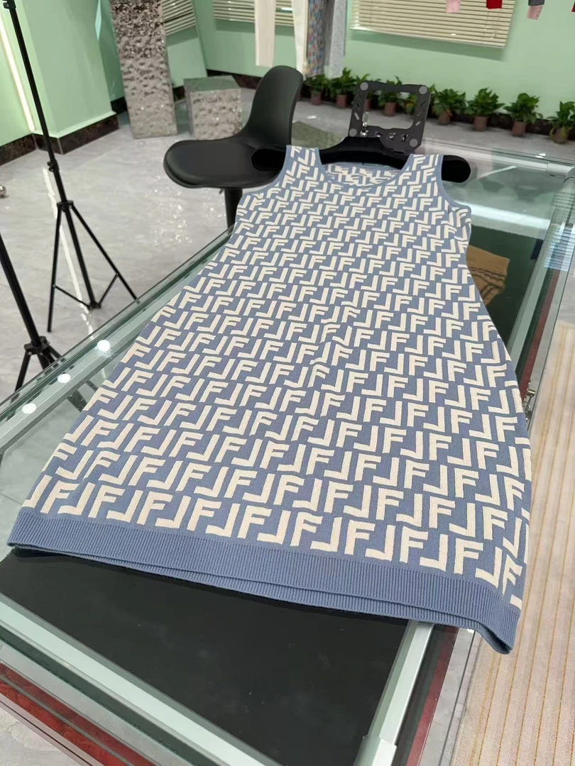 25夏款小芬家冰感蓝白间色针织连衣裙