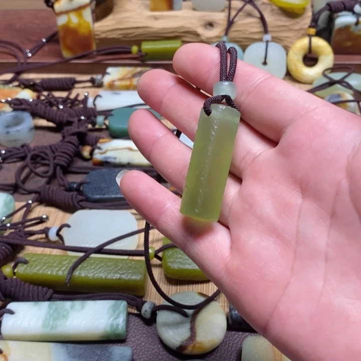 蛇纹石玉挂件未镶嵌风*谷