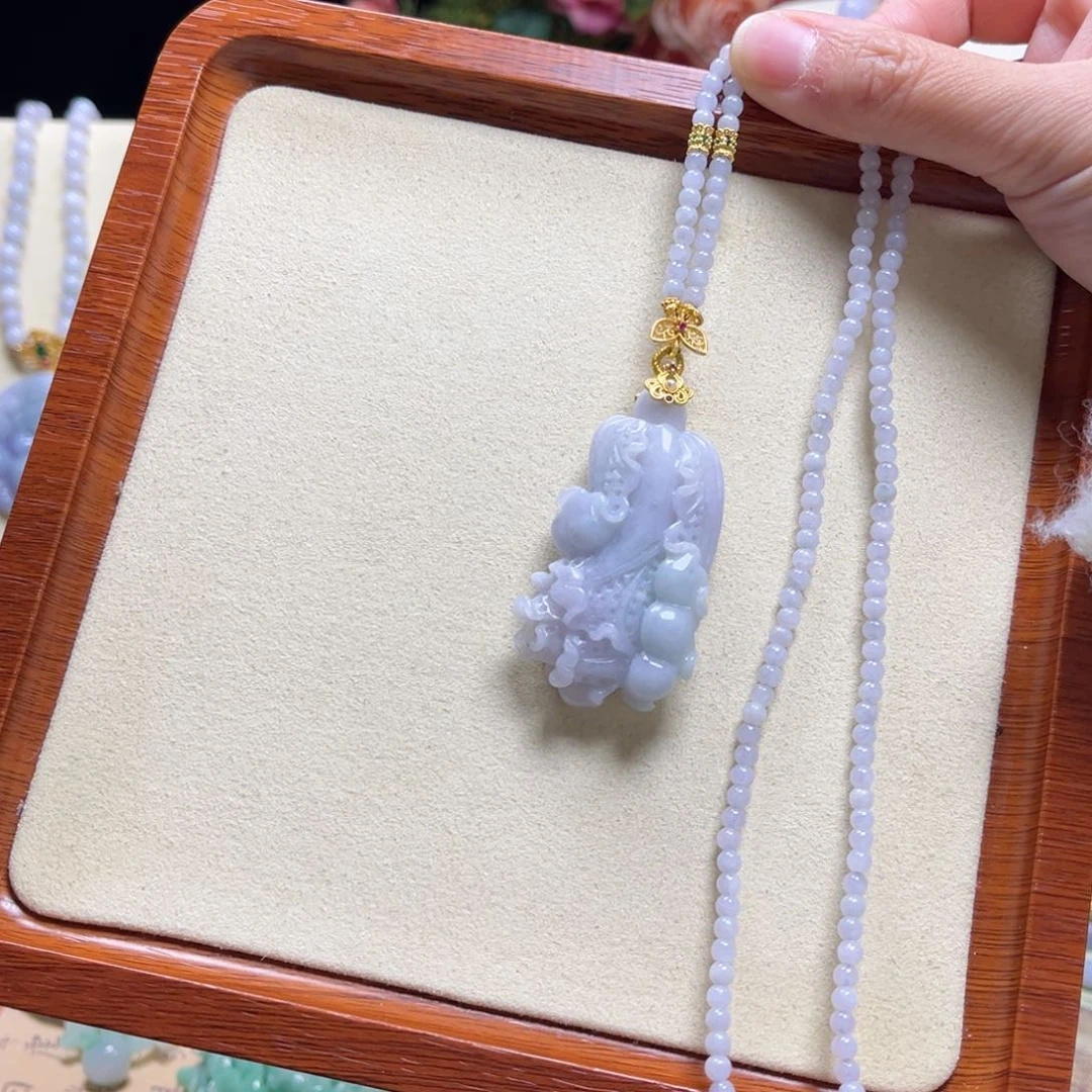 翡翠颈饰未镶嵌白菜
