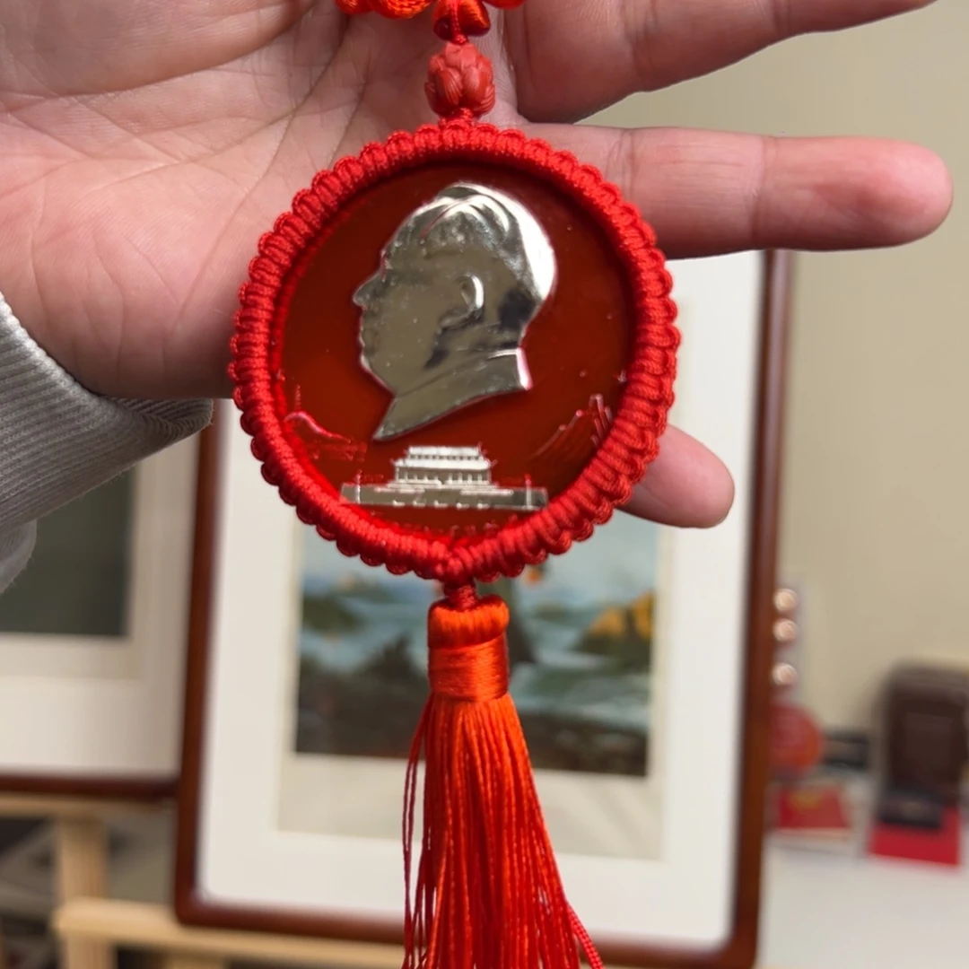 其他普通金属客*车挂 四个里程碑 脸部有磨损