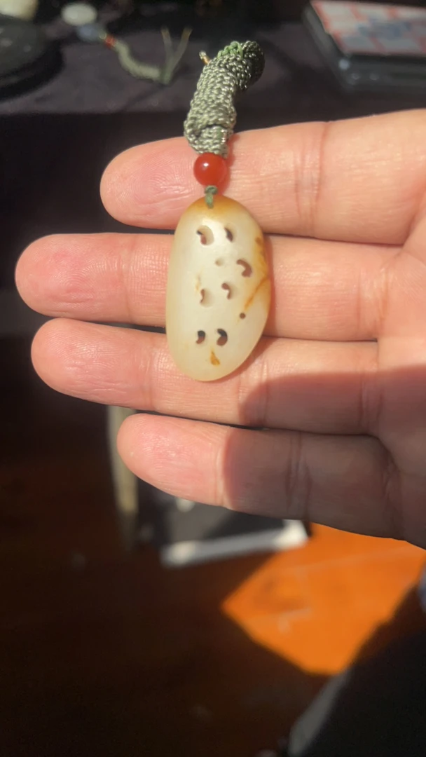 新疆和田玉，小挂件，苏工、路路通、肉细洒金皮，