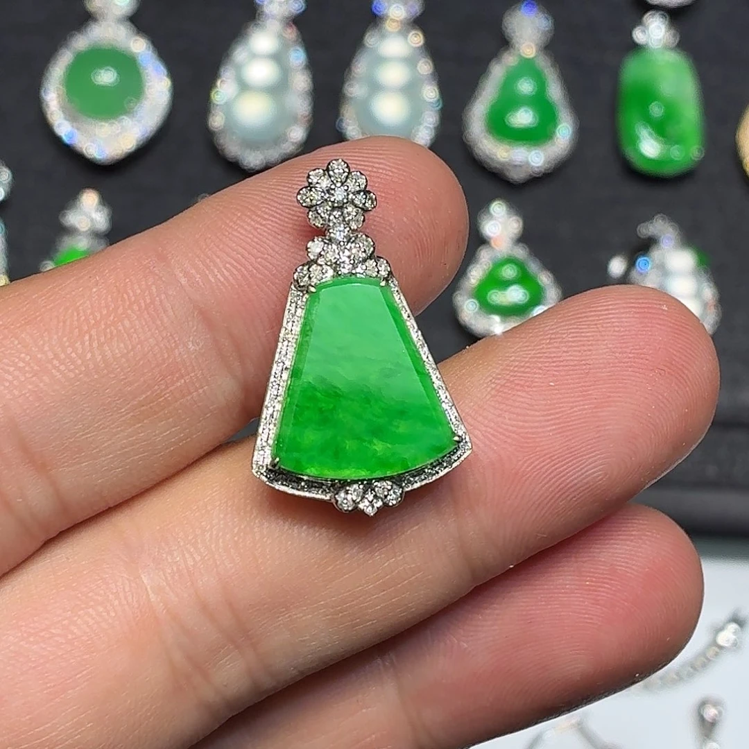 翡翠18K金镶嵌颈饰天然