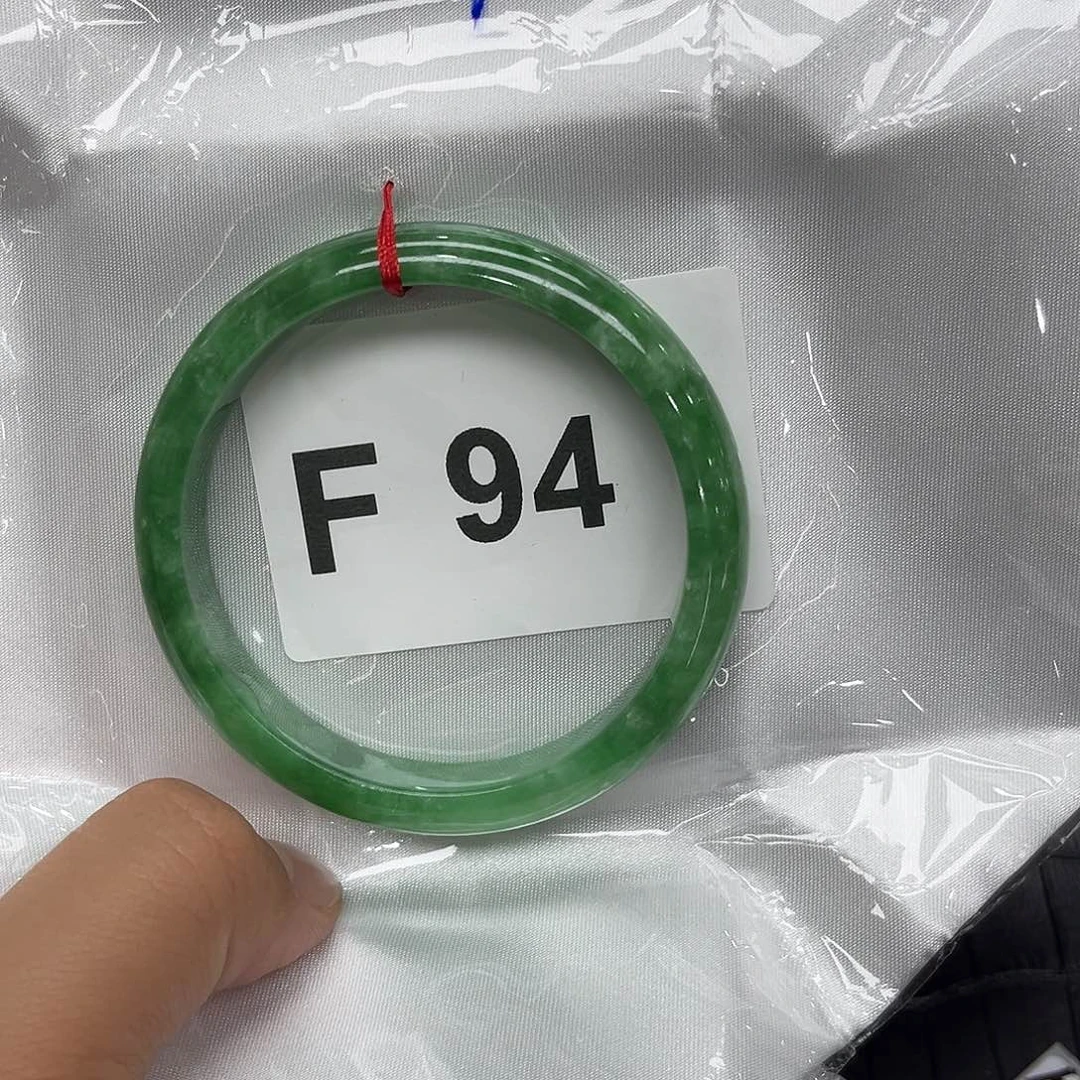 翡翠手镯未镶嵌默认瑕疵