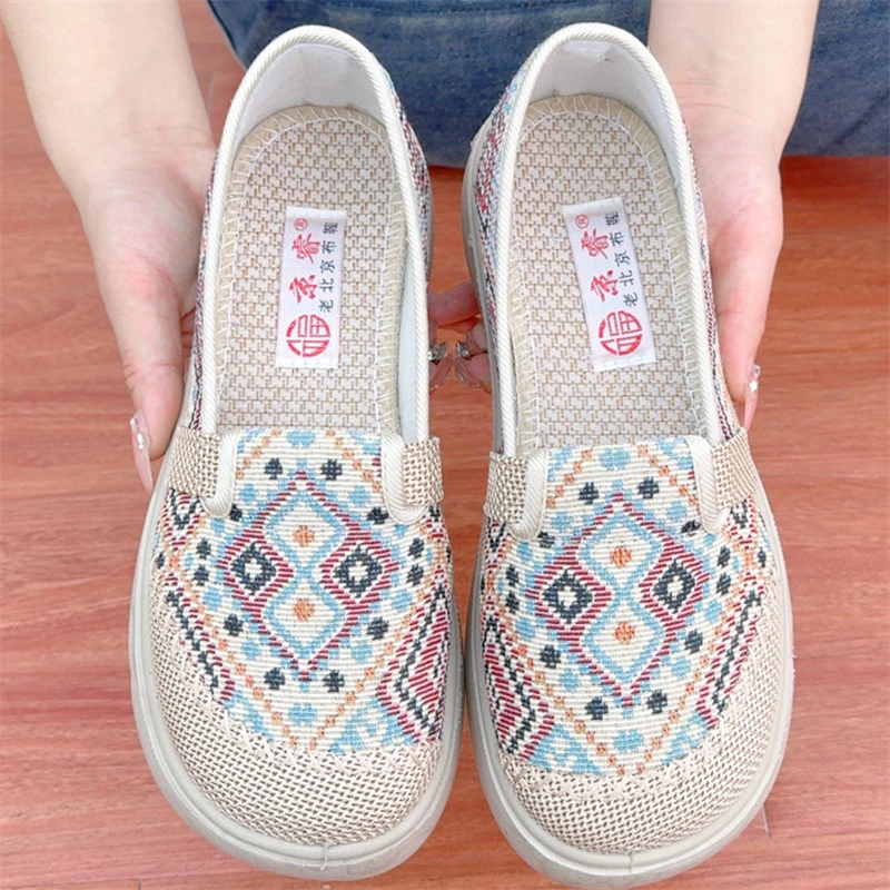 2025春季新款老北京布鞋轻便舒适透气休闲鞋软底防滑一脚蹬妈妈鞋