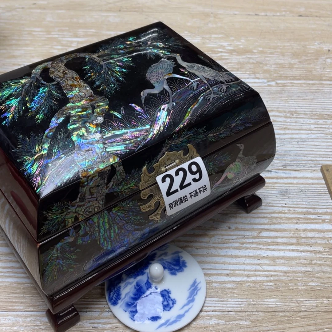 瓷片密密麻麻地排列着一个